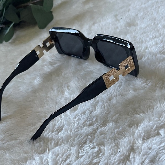 Chic Green and Black Sunglasses by [Brand] - Picture 5 of 10
